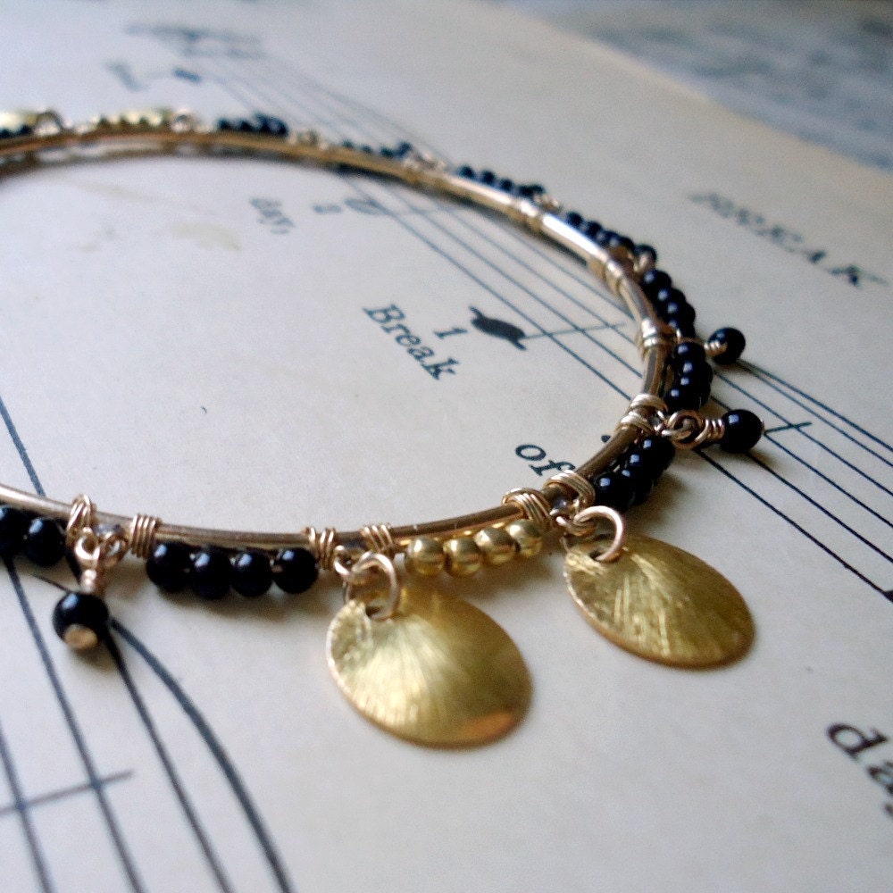 Gold Armreif Schwarzer Schmuck 14K Filled Onyx Edelsteine Wire Wrapped Unikat B-29 von jewelrybycarmal