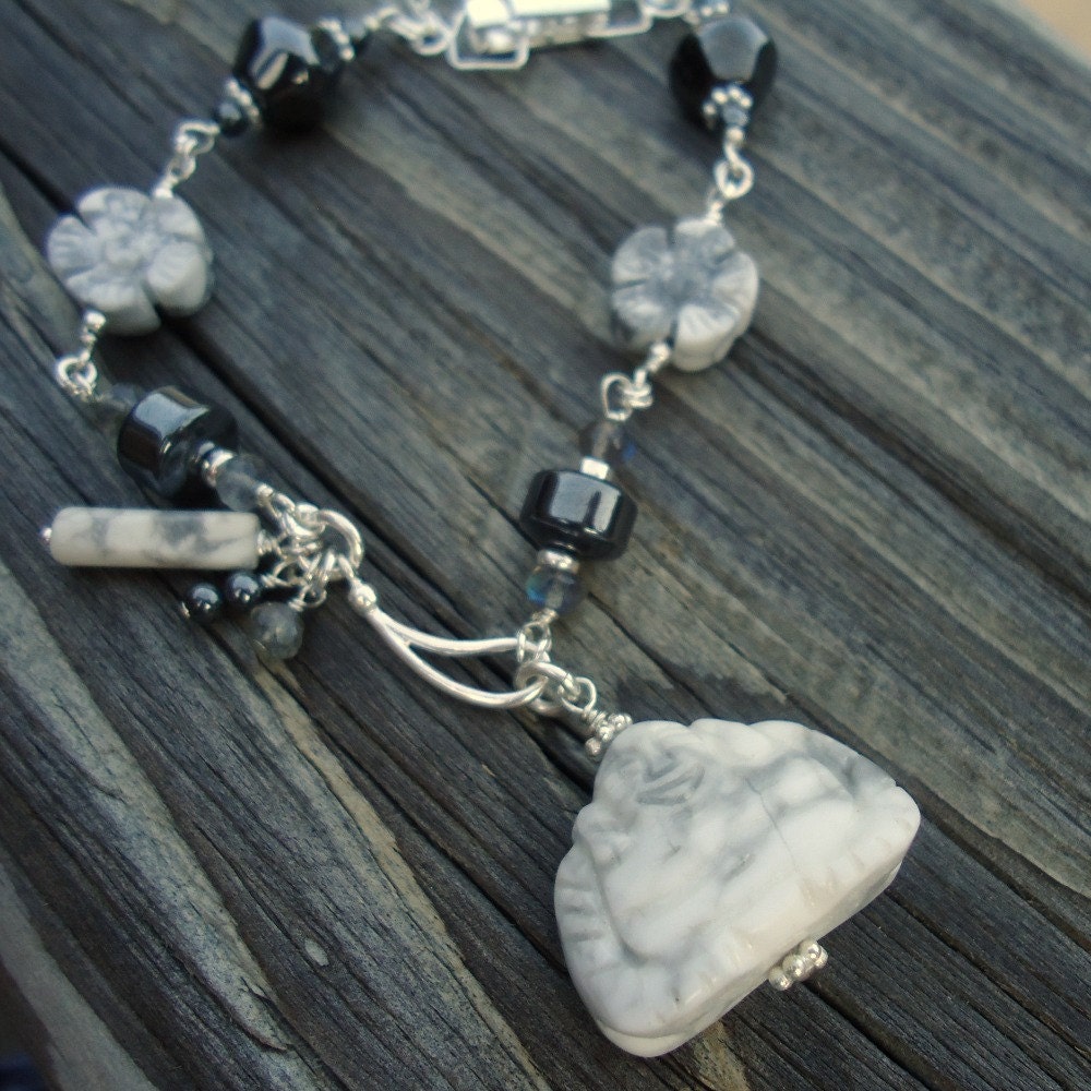 Graues Hämatit Armband - Grauer Schmuck Buddha Charm Labradorit Jaspis Edelstein Blume Floral Sterling Silber von jewelrybycarmal