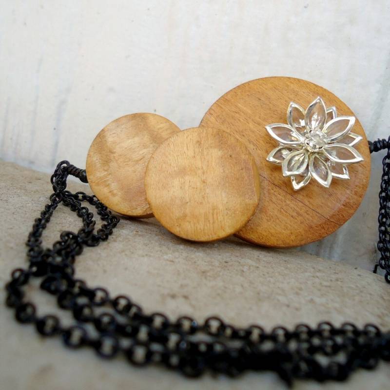 Holz Halskette Schmuck Vintage Knöpfe Kristall Blume Schwarz Kette Rustikal Eco Friendly Eclectic N-45 Holz Halskette Schmuck Vintage Knöpfe Kristall Blume Schwarz Kette Rustikal Eco Friendly Eclectic N-45 von jewelrybycarmal