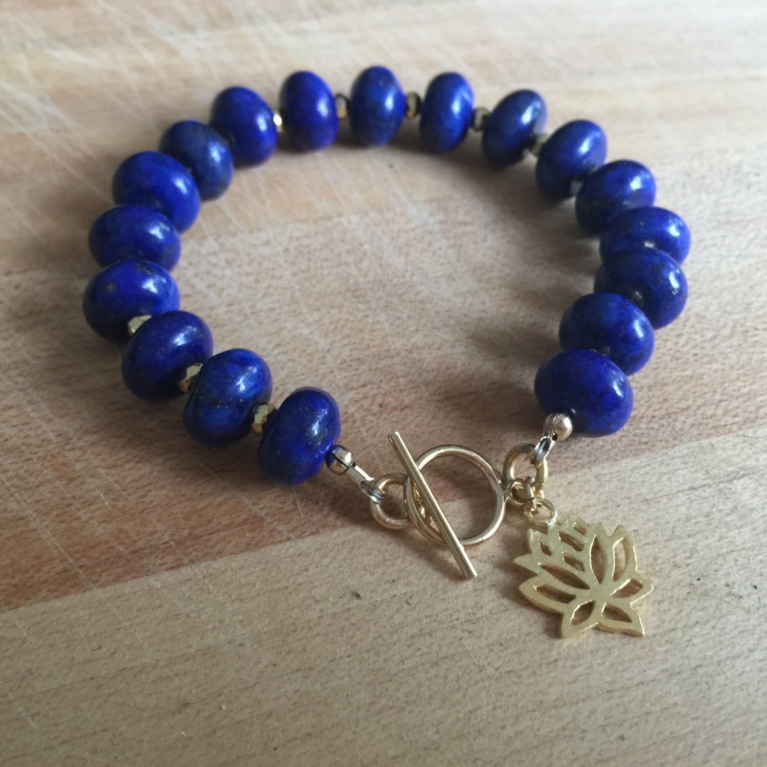 Lapis Armband - Blauer Edelstein Schmuck Lazuli Gold Pyrit Lotusblüte Charm von jewelrybycarmal