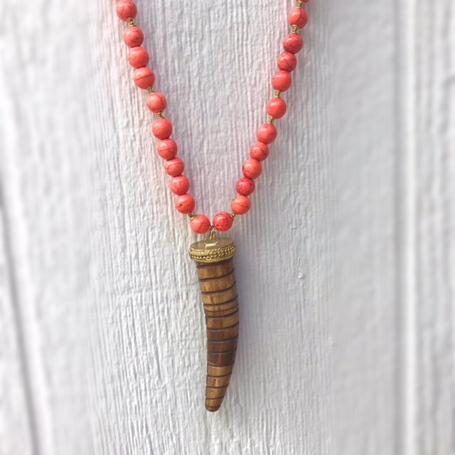 Orange Halskette - Howlite Edelstein Schmuck Gold Braun Horn Anhänger Lang von jewelrybycarmal