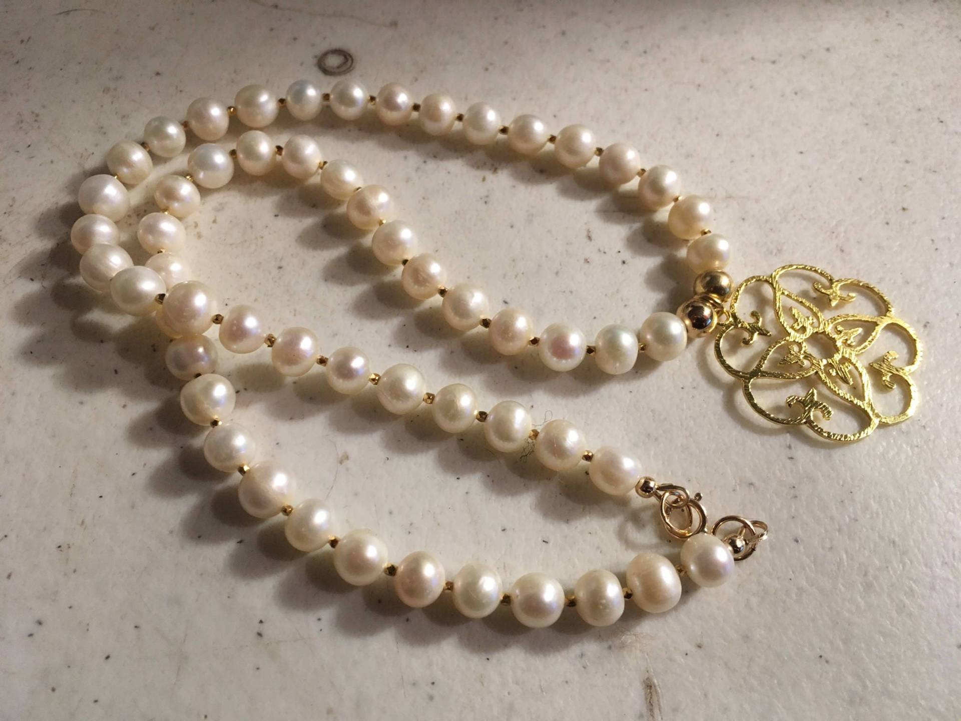 Perlen Halskette - Gold Schmuck Weißer Edelstein Anhänger Hochzeit Luxe Elegant Perlenbesetzt Perlen Halskette - Gold Schmuck Weißer Edelstein Anhänger Hochzeit Luxe Elegant Perlenbesetzt von jewelrybycarmal