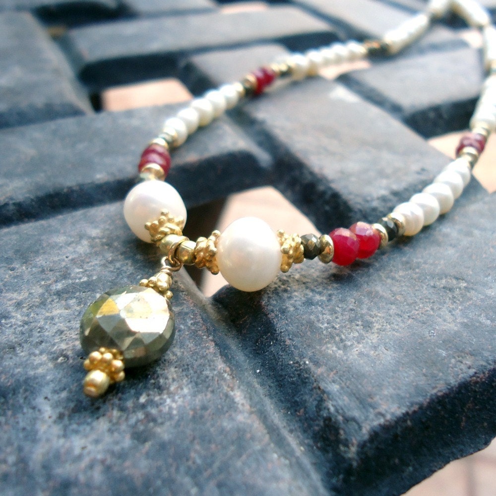 Perlenkette - Rubinschmuck Pyrit Schmuck Gold Edelstein Rot Weiß Anhänger Narrengold Luxe N-48 von jewelrybycarmal