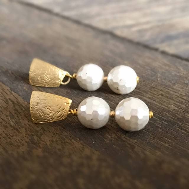 Perlenohrringe - Perlenschmuck Juni Geburtsstein Hochzeitsohrringe Goldschmuck Edelsteinschmuck Blume Mod Mode von jewelrybycarmal