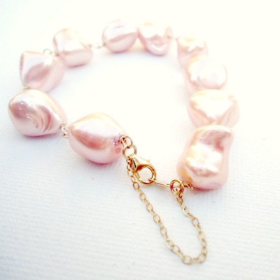 Pfirsich Perlen Armband Gold Schmuck Brautjungfern Geschenke Unikat Handgemacht Edelstein Hochzeitsprom Braut Sicherheitskette B-142 von jewelrybycarmal