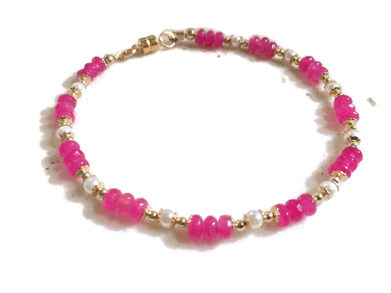 Pinkes Armband - Goldschmuck Jade Edelstein Schmuck Weiße Perlen von jewelrybycarmal