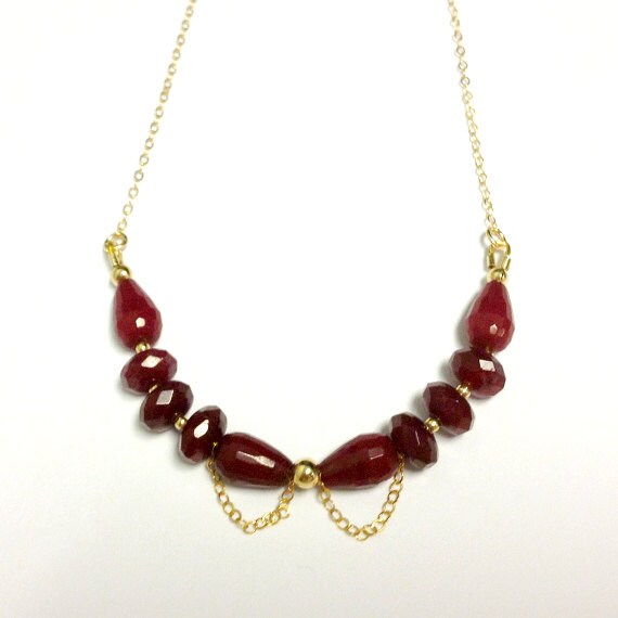 Rote Rubinquarz Halskette - Gelbgold Schmuck Juli Geburtsstein Modern Edelstein Kette -Crimson Tropfen von jewelrybycarmal