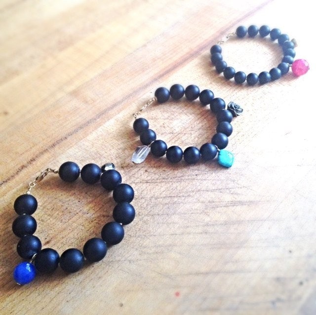 Schwarze Armbänder - Lava Perlen Schmuck Gold Edelsteine Mode Mod Layer von jewelrybycarmal