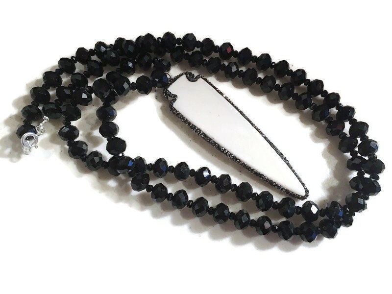 Schwarze Halskette - Kristall Schmuck Spike Lang Knochen Anhänger Chunky Handgemacht Geschenke Für Sie Perlen Jewelrybycarmal Schwarze Halskette - Kristall Schmuck Spike Lang Knochen Anhänger Chunky Handgemacht Geschenke Für Sie Perlen Jewelrybycarmal von jewelrybycarmal