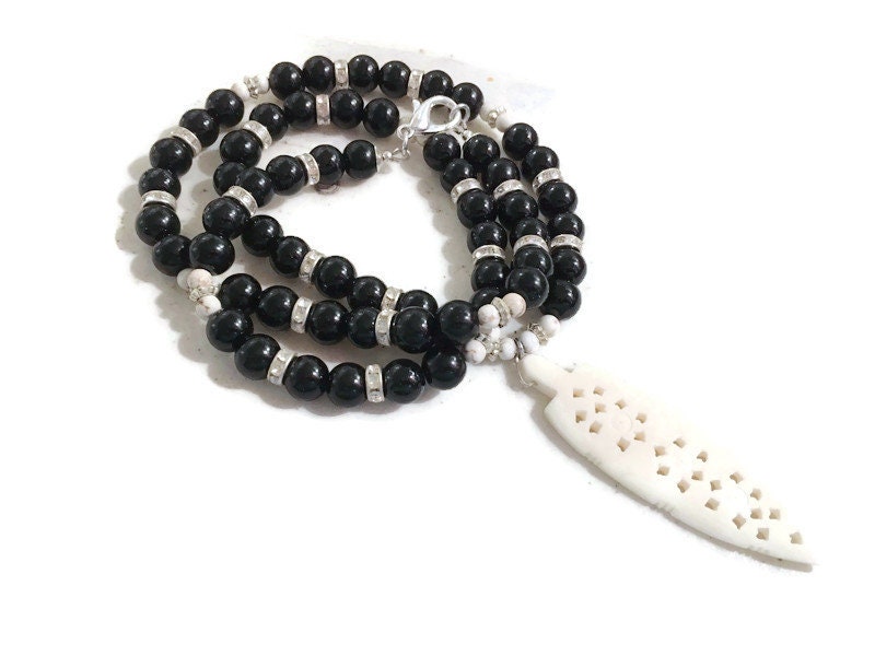 Schwarze Halskette - Pfeil Schmuck Lang Statement Beige Chunky Mode Trendy von jewelrybycarmal