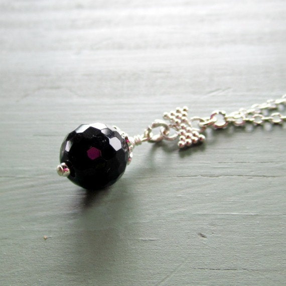Schwarze Onyx Kette - Sterling Silber Schmuck Edelstein Anhänger Hochzeit Brautjungfernkette Tropfen Schleife N-128 Schwarze Onyx Kette - Sterling Silber Schmuck Edelstein Anhänger Hochzeit Brautjungfernkette Tropfen Schleife N-128 von jewelrybycarmal
