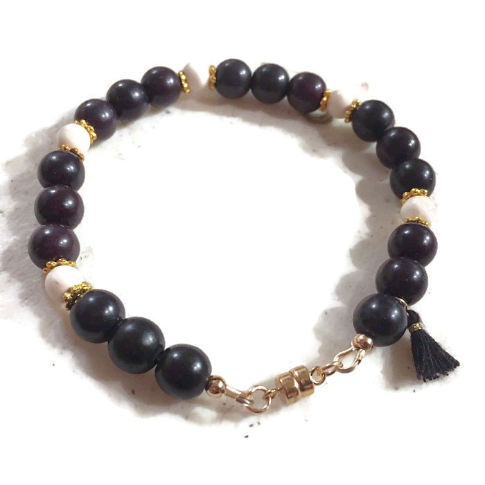 Schwarzes Armband - Howlite Edelstein Schmuck Perlen Gold Quaste Anhänger Schwarz Und Weiß Handgemacht Damen Geschenk Schwarzes Armband - Howlite Edelstein Schmuck Perlen Gold Quaste Anhänger Schwarz Und Weiß Handgemacht Damen Geschenk von jewelrybycarmal