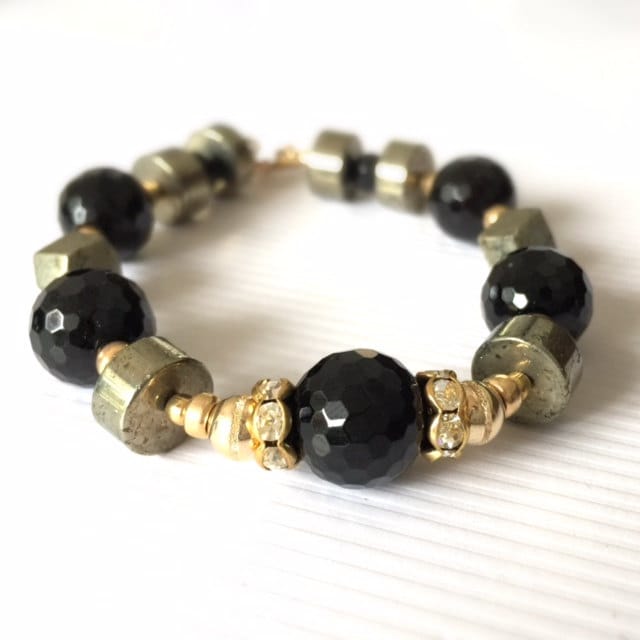 Schwarzes Onyx Armband - Pyrit Goldschmuck Edelsteinschmuck Kristall Chic Luxe von jewelrybycarmal