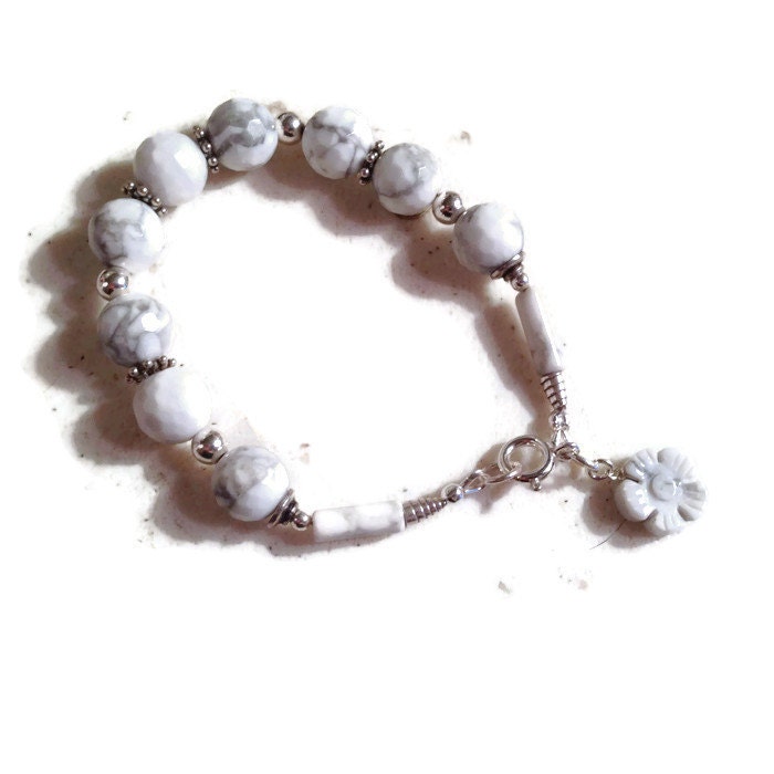 Weiß Und Grau Armband - Howlith Schmuck Edelstein Blumen Charm Sterling Silber Perlen von jewelrybycarmal