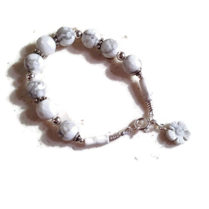 Weiß Und Grau Armband - Howlith Schmuck Edelstein Blumen Charm Sterling Silber Perlen von jewelrybycarmal