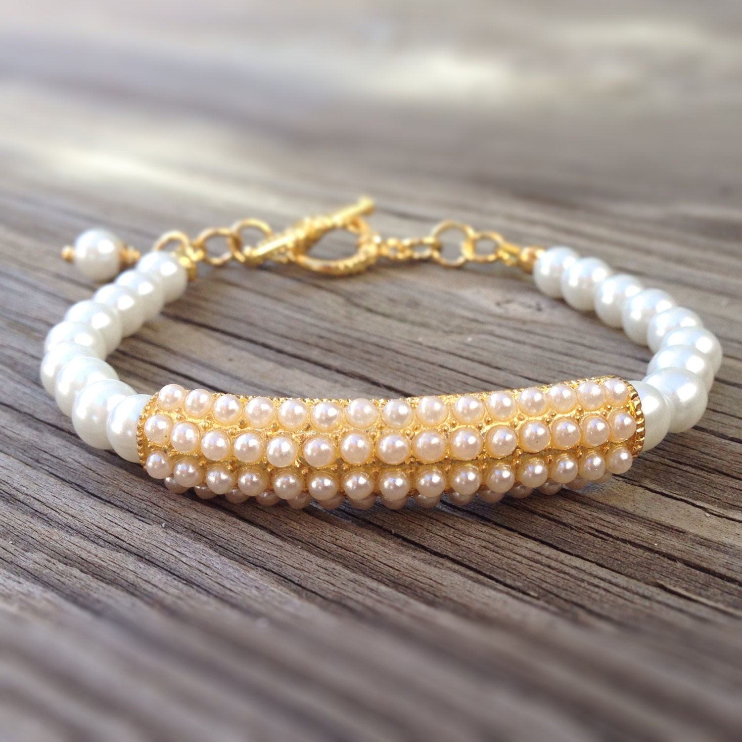 Weißes Armband - Hochzeitsschmuck Perlenschmuck Gelbgold Perlen Braut Mode Juni Geburtsstein Weißes Armband - Hochzeitsschmuck Perlenschmuck Gelbgold Perlen Braut Mode Juni Geburtsstein von jewelrybycarmal