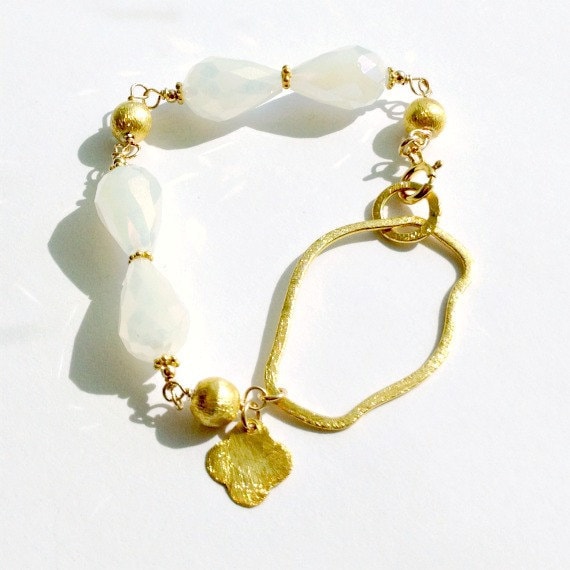 Weißes Armband - Hochzeitsschmuck Quatrefoil Charm Gelbgold Schmuck Kristall Braut Schillernd Tropfen B-Tbm Weißes Armband - Hochzeitsschmuck Quatrefoil Charm Gelbgold Schmuck Kristall Braut Schillernd Tropfen B-Tbm von jewelrybycarmal