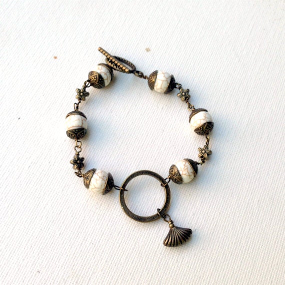 Weißes Türkis Armband - Messing Schmuck Fächer Charm Draht Gewickelter Mediterran Edelstein von jewelrybycarmal