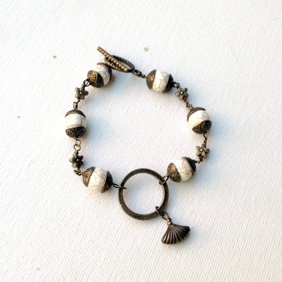 Weißes Türkis Armband - Messing Schmuck Fächer Charm Draht Gewickelter Mediterran Edelstein von jewelrybycarmal