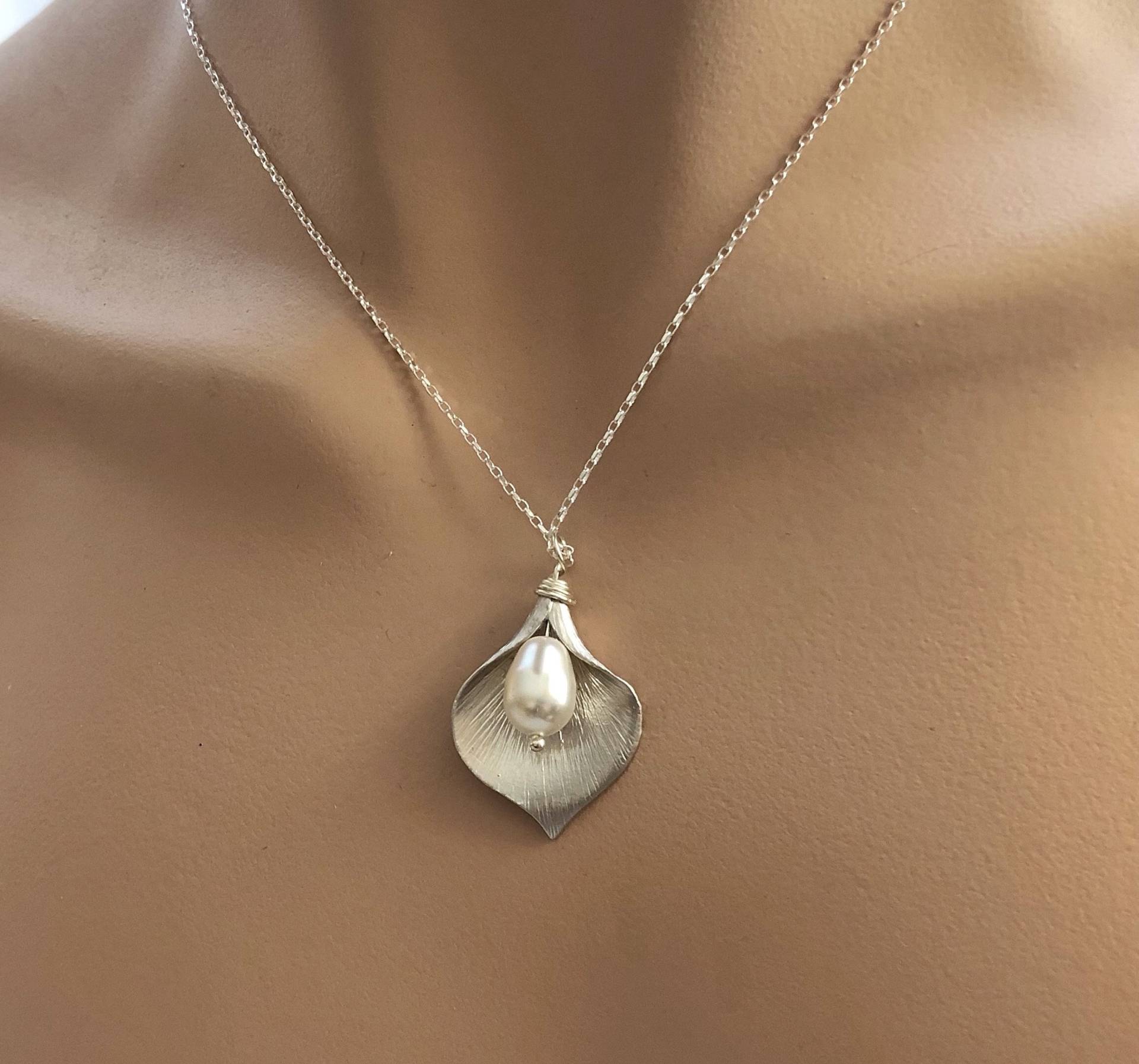 Calla Lilien Halskette Sterling Silber, Blumen Anhänger Perlenkette, Boho Brautschmuck, Brautjungfer Geschenk, Geschenk Für Freundin von jewelrybyirina
