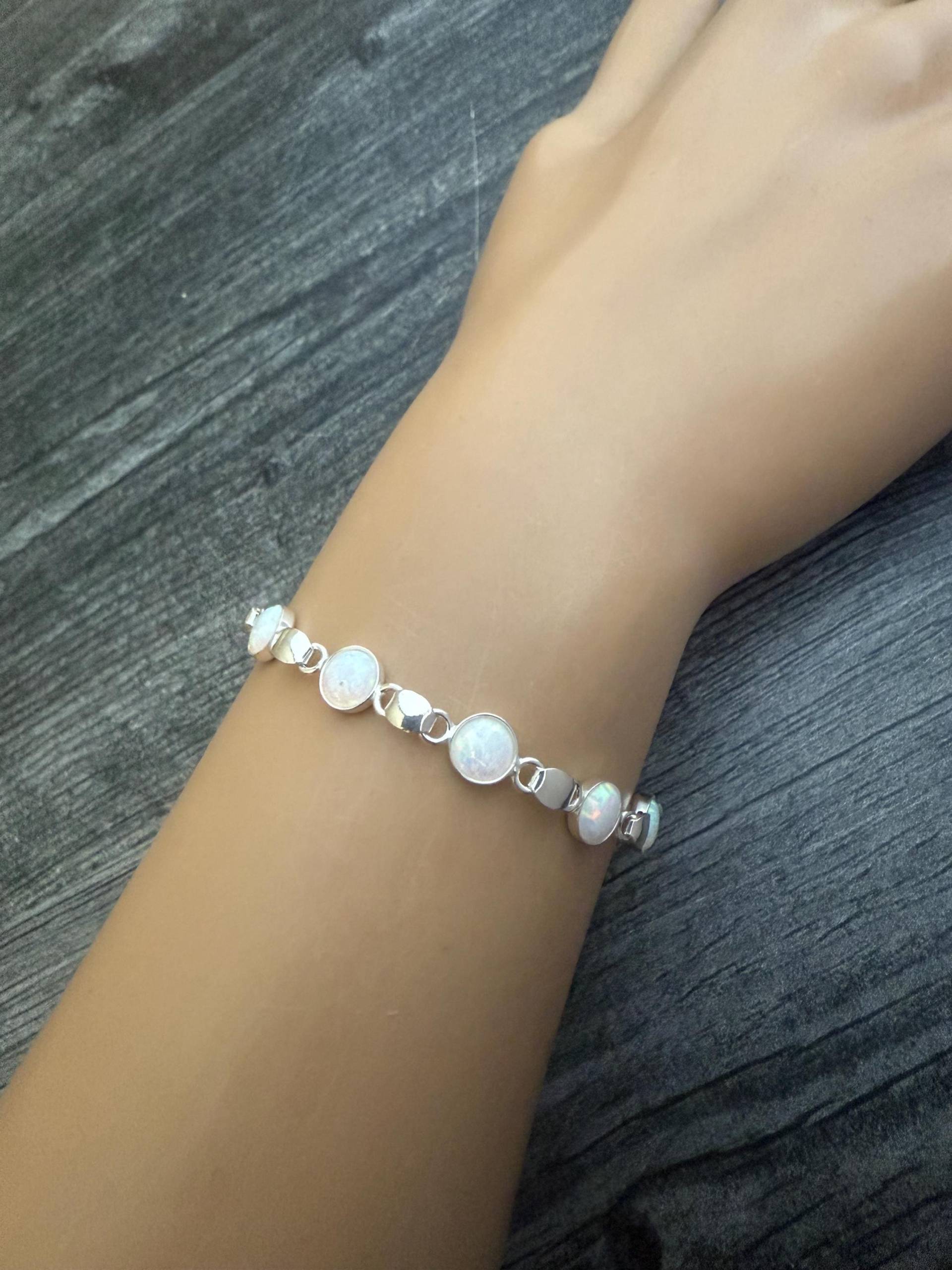Weißer Opal Armband Sterling Silber, Hochzeitsschmuck, Muttertagsgeschenk, 50Er Jahre Geburtstag Geschenk, Oktober Geburtsstein, Geschenk Für Frau von jewelrybyirina