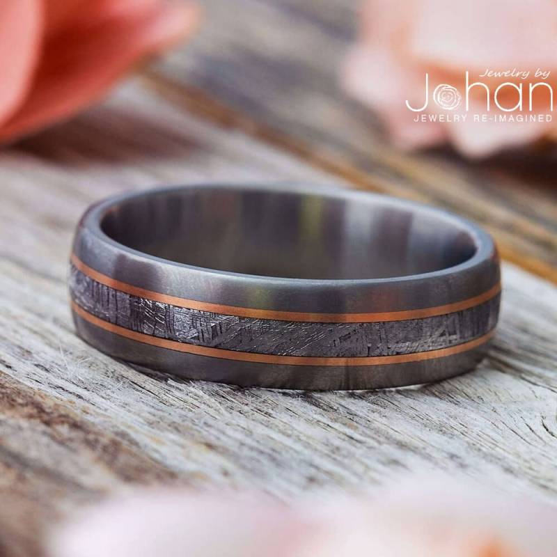 Auf Lager Meteorit-Ring Mit Roségoldenen Nadelstreifen Aus Mattem Titan, Herren - Oder Damenring Echtem Gibeon-Meteorit von jewelrybyjohan