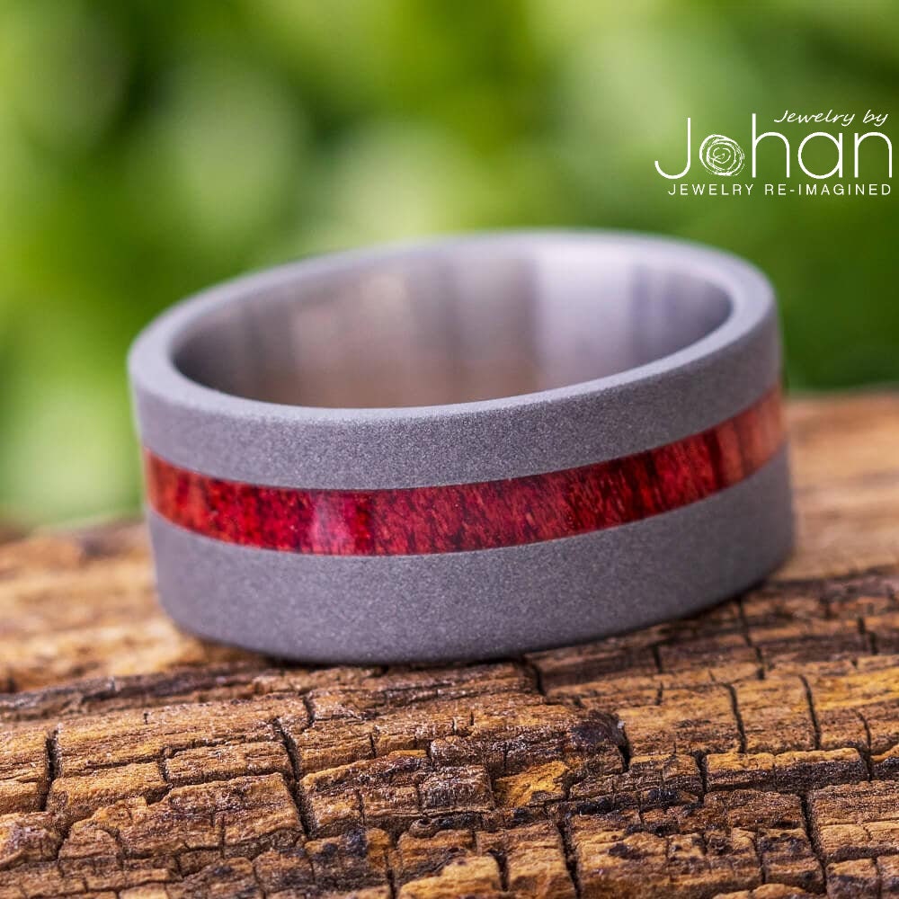 Blutholz Herrenring Mit Sandgestrahltem Titan-Finish, Grauer Ehering, Einzigartiger Holzring Für Männer von jewelrybyjohan