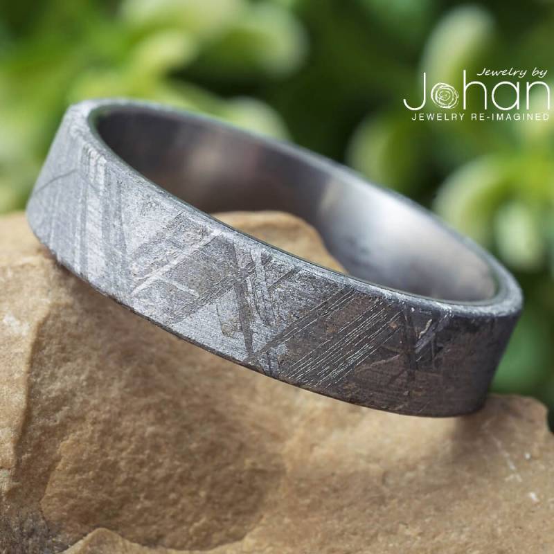 Schlichter Meteorit Herrenring in Mattem Titan, Meteorit-Ring Für Sie Oder Ihn, Auf Lager Schlichter Meteorit Herrenring in Mattem Titan, Meteorit-Ring Für Sie Oder Ihn, Auf Lager von jewelrybyjohan