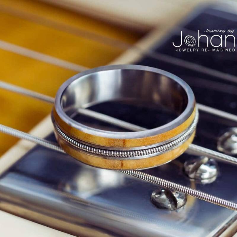 Gitarrensaite & Eberesche Holz Ring, Ring Für Musiker Bräutigam, Benutzerdefinierte Option Eine Eigene Anzugeben, Rock N Roll Hochzeit Gitarrensaite & Eberesche Holz Ring, Ring Für Musiker Bräutigam, Benutzerdefinierte Option Eine Eigene Anzugeben, Rock N Roll Hochzeit von jewelrybyjohan