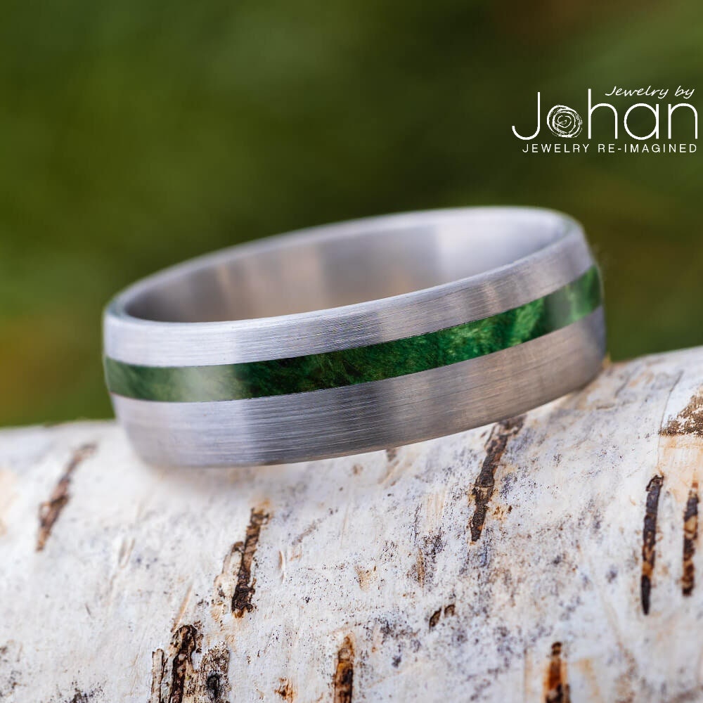 Grüner Herrenring, Herrenring Aus Gebürstetem Titan Mit Eingesetztem Holz Grüner Herrenring, Herrenring Aus Gebürstetem Titan Mit Eingesetztem Holz von jewelrybyjohan