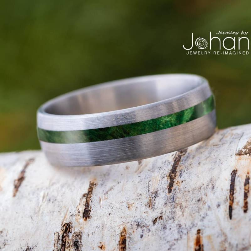Grüner Herrenring, Herrenring Aus Gebürstetem Titan Mit Eingesetztem Holz Grüner Herrenring, Herrenring Aus Gebürstetem Titan Mit Eingesetztem Holz von jewelrybyjohan