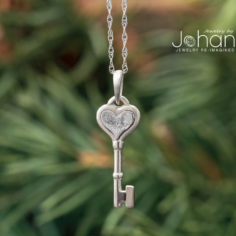 Kleiner Schlüssel Mit Sehr Schönem Gibeon Meteorit Kleiner Schlüssel Mit Sehr Schönem Gibeon Meteorit von jewelrybyjohan