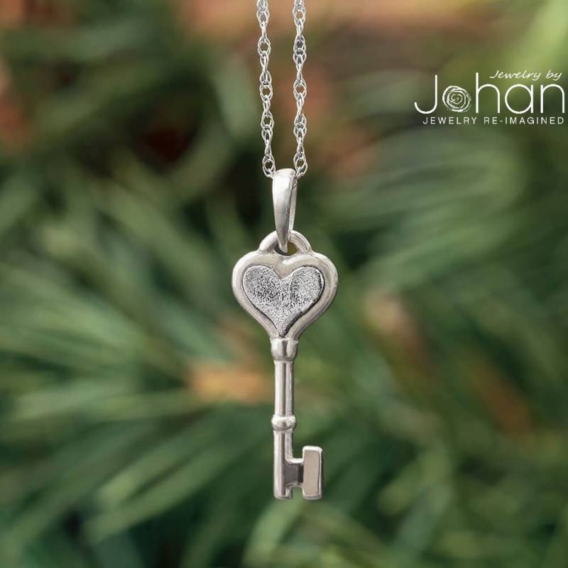 Kleiner Schlüssel Mit Sehr Schönem Gibeon Meteorit Kleiner Schlüssel Mit Sehr Schönem Gibeon Meteorit von jewelrybyjohan