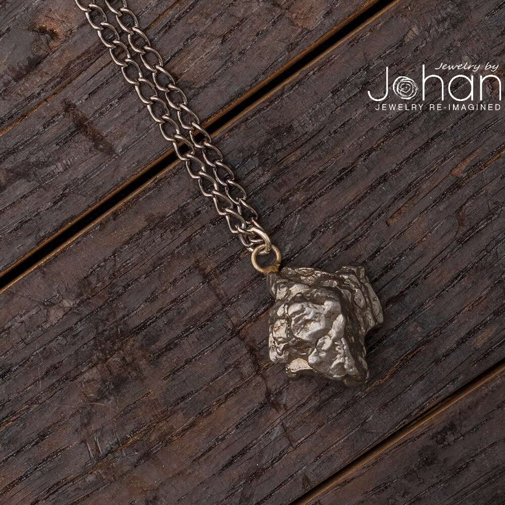 Meteorit-Nugget-Halskette | Auf Lager, Anhänger An 30-Zoll-Schwarzmetallkette, Campo Del Cielo Meteorit-Schmuck Meteorit-Nugget-Halskette | Auf Lager, Anhänger An 30-Zoll-Schwarzmetallkette, Campo Del Cielo Meteorit-Schmuck von jewelrybyjohan