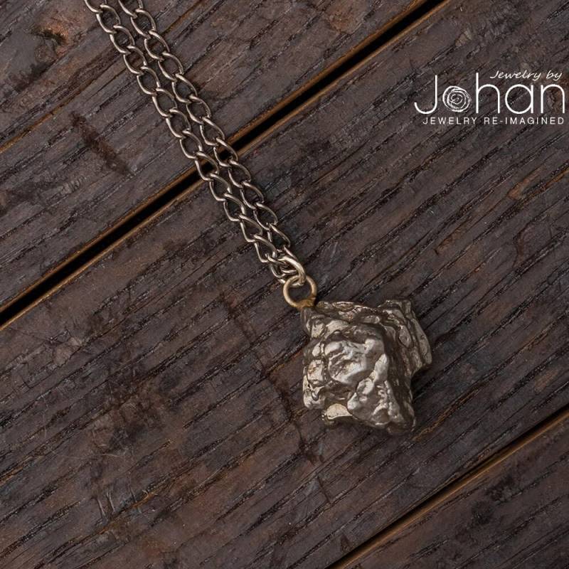 Meteorit-Nugget-Halskette | Auf Lager, Anhänger An 30-Zoll-Schwarzmetallkette, Campo Del Cielo Meteorit-Schmuck Meteorit-Nugget-Halskette | Auf Lager, Anhänger An 30-Zoll-Schwarzmetallkette, Campo Del Cielo Meteorit-Schmuck von jewelrybyjohan