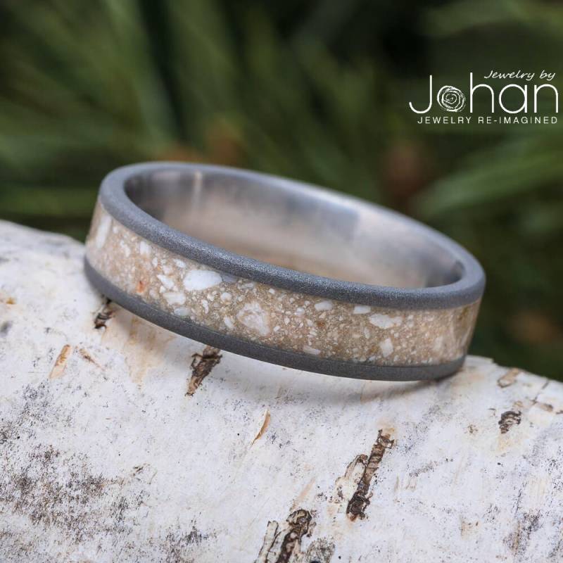 Ring Mit Sandgestrahlten Titankanten Und Einlegearbeit Aus Asche Ring Mit Sandgestrahlten Titankanten Und Einlegearbeit Aus Asche von jewelrybyjohan