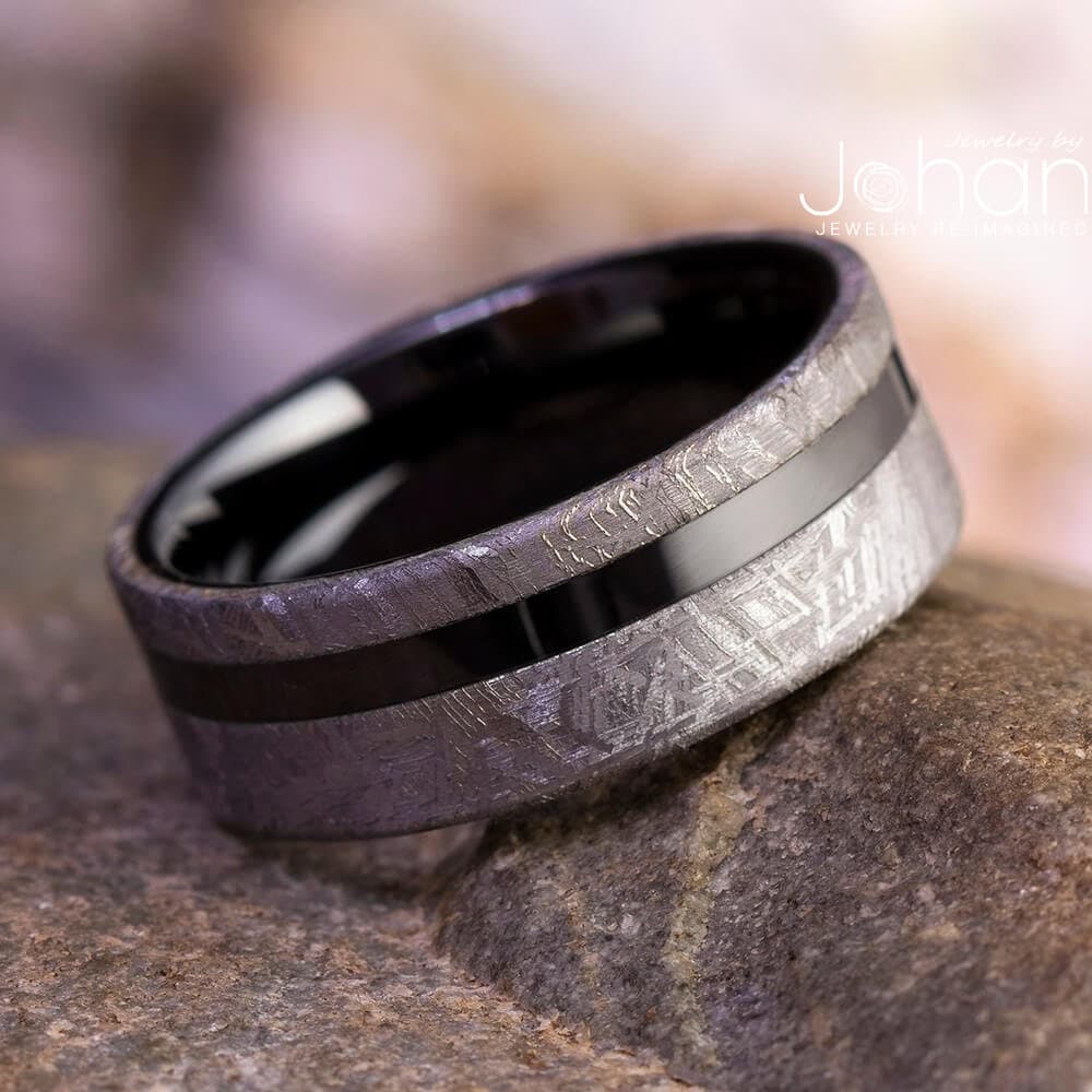 Schwarzer Ehering Mit Meteorit Und Nadelstreifen von jewelrybyjohan