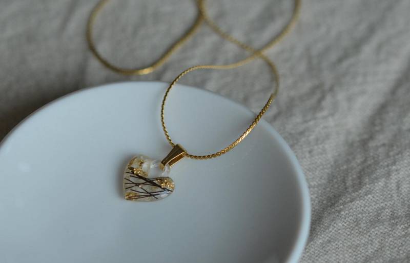 Erinnerungsschmuck Halskette Edelstahl | Anhänger Herzform Weiße Blüten Personalisiert Mit Eigenem Tierhaar Oder Asche von jewelrycornerDE