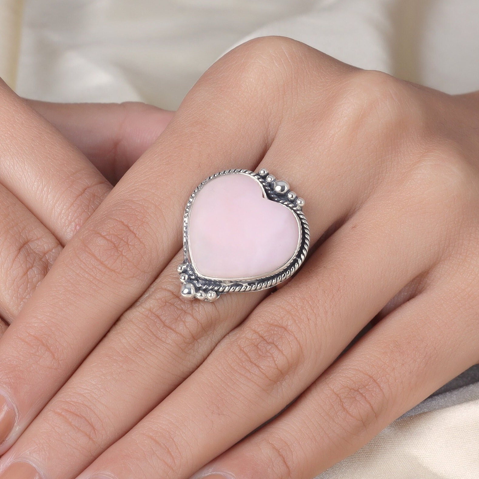 Natürlicher Rosa Opal Ring, Cabochon Sterling Silber Herz Form Statement Frauen Boho Handgemachter Geschenk Für Sie von jewelrygemshouse