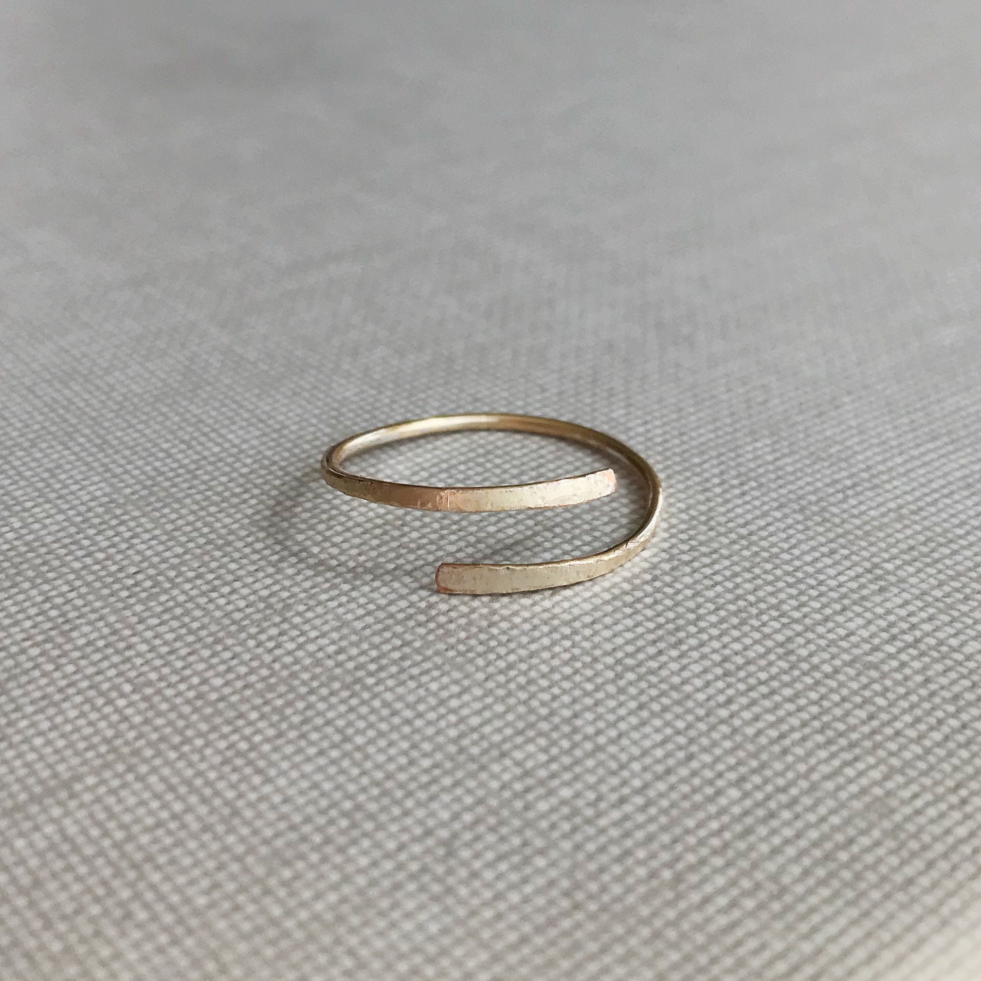Einstellbare Golddraht Gehämmert Ring Einstellbare Golddraht Gehämmert Ring von jewelrypaulette
