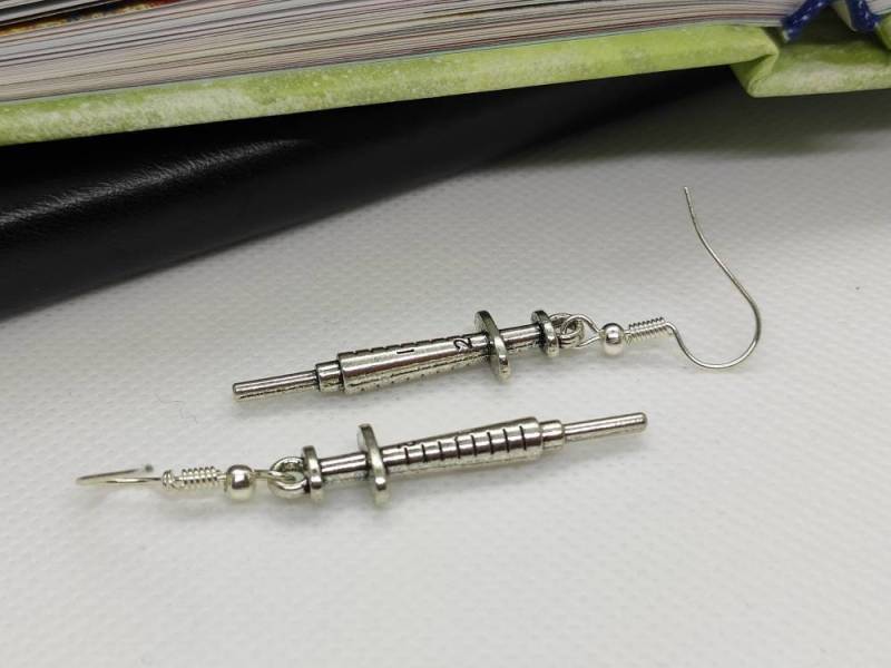 Hängeohrringe/Spritze/Medizin Ohrringe/ Miniature/ Handmade/ von jewelrypositivee