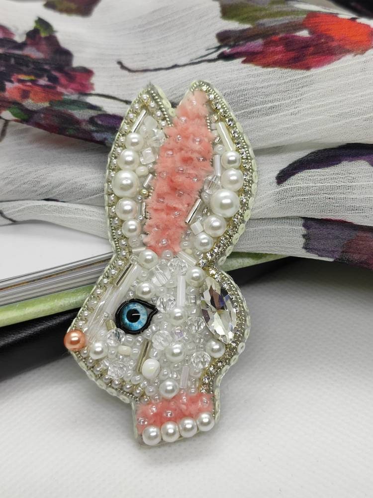 Hasen Brosche/ Handmade/ Stickerei/Schmuck/ Pin/ Geschenk/ Kaninchen/ von jewelrypositivee