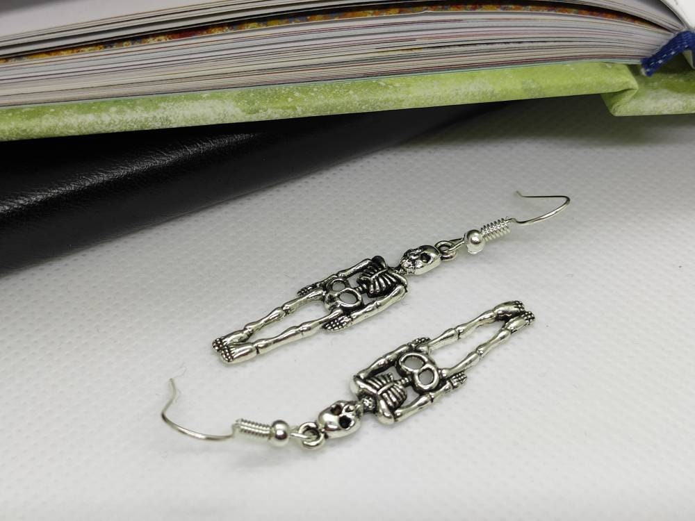 Skelett Ohrringe/ Handmade/ Grunge Schmuck/ Halloween/ Hängeohrringe/ Gothic von jewelrypositivee