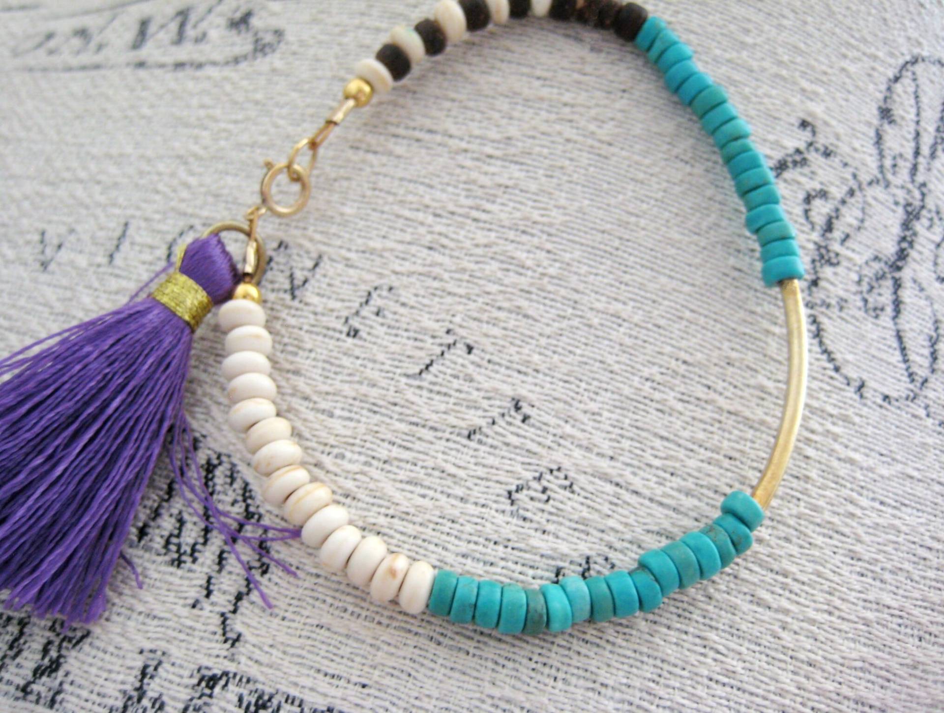 Gold Bar Perlenarmband - Türkis Perlenarmband, Edelstein Schmuck, Howlith Perle, Holzperlenarmband, Stapeln Armband, Perlen Quasten Armband von jewelsbyn