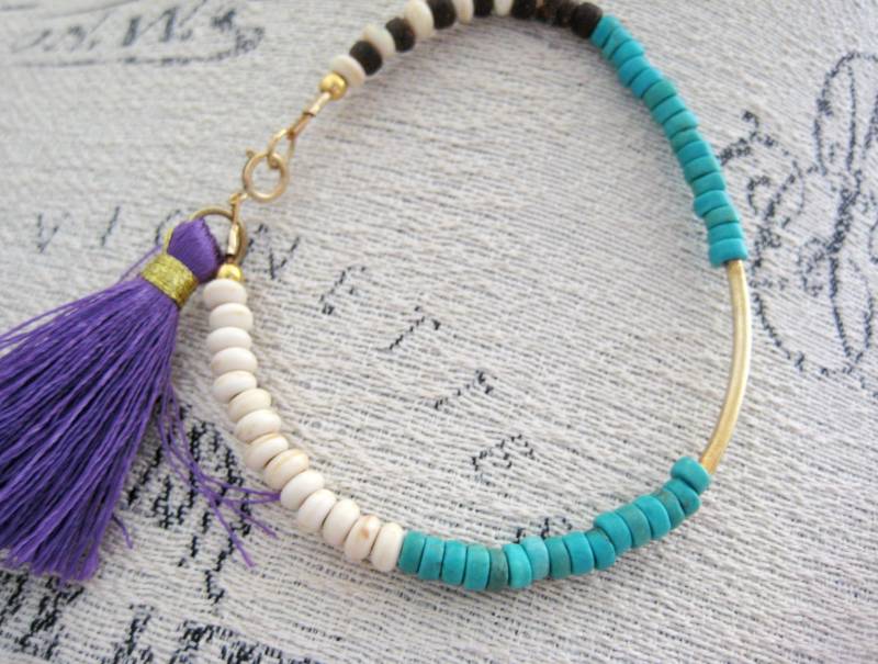 Gold Bar Perlenarmband - Türkis Perlenarmband, Edelstein Schmuck, Howlith Perle, Holzperlenarmband, Stapeln Armband, Perlen Quasten Armband von jewelsbyn