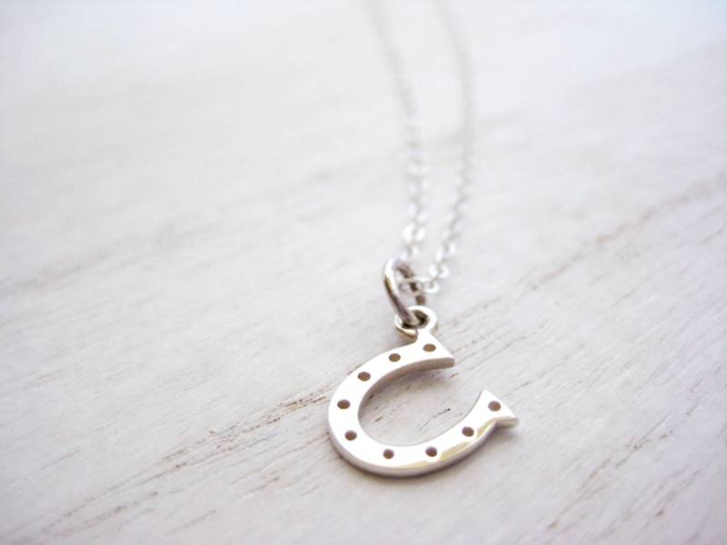 Kleine Hufeisen Halskette - Silber Charm Halskette, Zierliche Glücks Hufeisen Layering Halskette von jewelsbyn