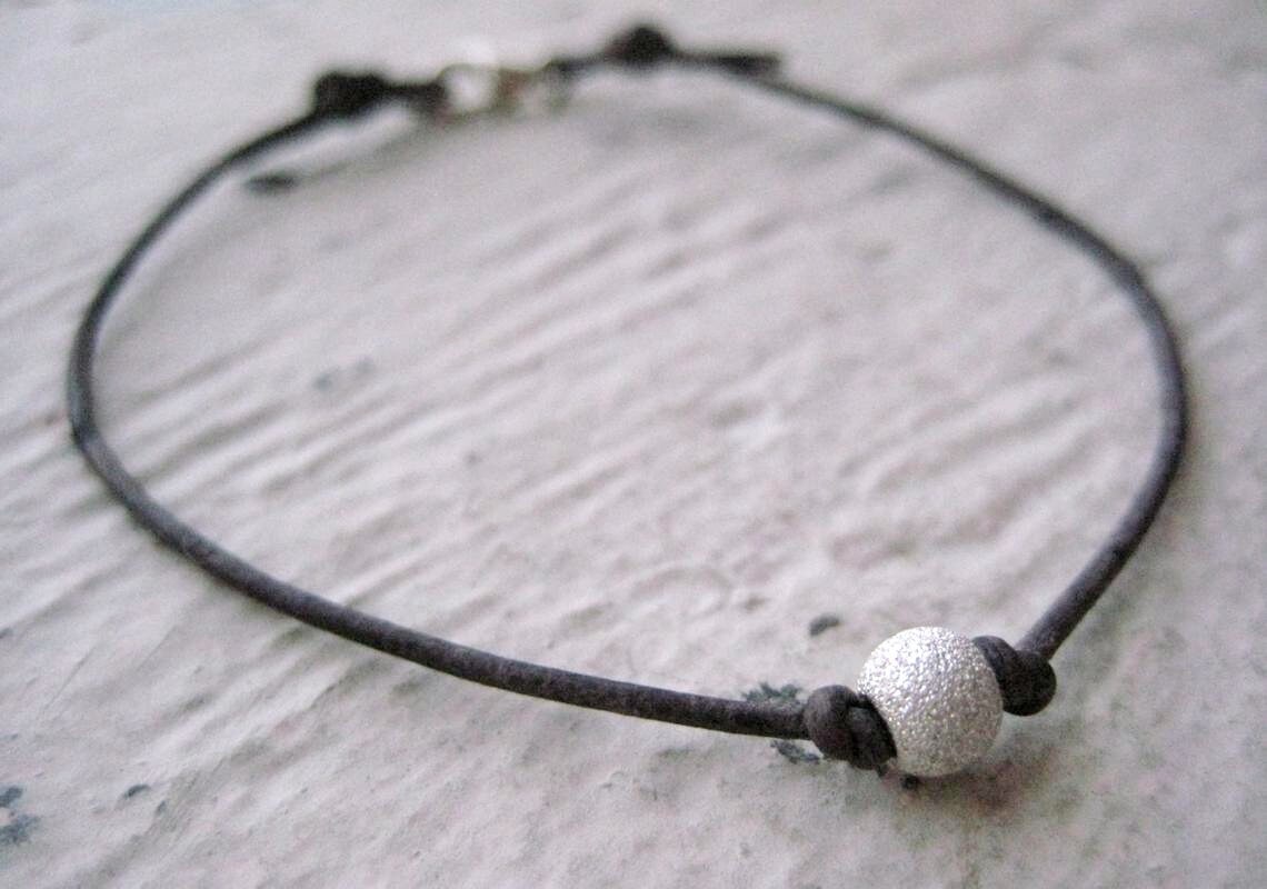 Leder Perlenarmband - Silber Perlen Lederarmband, Graues Stardust Perle, Sterling Stapeln Armband von jewelsbyn