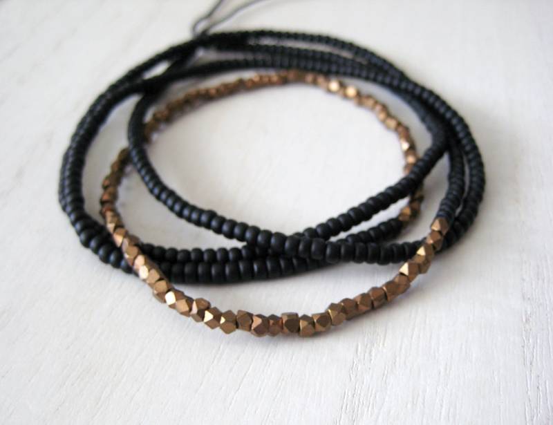 Schwarze Rocaillesperlen-Halskette - Messingperlen-Halskette, Lange Perlenkette, Boho-Halskette, Schwarze Glas-Rocaillesperlen, Layering-Halskette von jewelsbyn