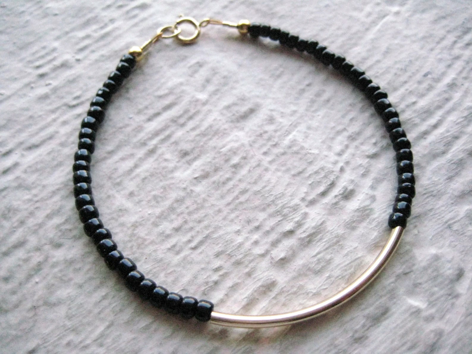 Schwarzes Perlenarmband Gold Filled Tube, Schichtarmband von jewelsbyn