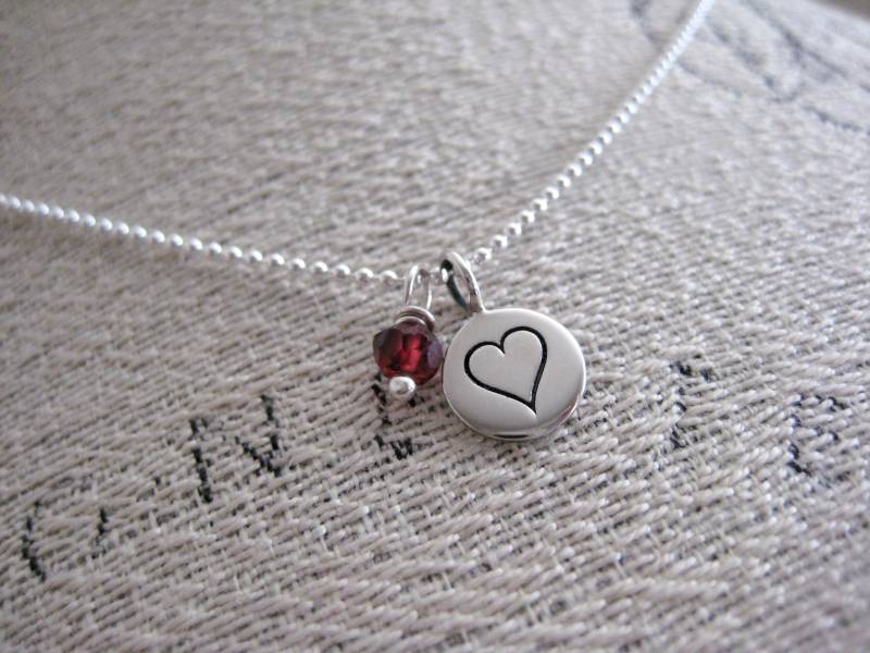 Silber Herz Anhänger & Granat Halskette - Sterling Halskette, Edelstein, Stempel Anhänger, Zierlicher Schmuck Für Jeden Tag von jewelsbyn
